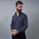 Camisa de vestir de hombre, corte entallado, color azul marino con diseño de cuadros blancos.