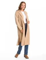 Cardigan largo tipo duster con capucha, de frente abierto y manga larga. Presenta un diseño holgado y fluido con bolsillos laterales discretos.