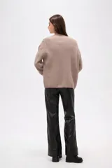 Saco de punto abierto, color rojo, con mangas largas holgadas y diseño de corte amplio.