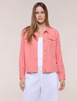 Camperita de lino liviana, marca Dash, con estampado botánico de hojas en tonos azules, verdes y tostados sobre base blanca. Presenta cierre frontal con botones, cuello clásico y bolsillos aplicados en el pecho.