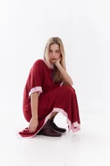 Vestido midi de punto color rojo con detalles en rosado contrastante en cuello, mangas y ruedo. Diseño holgado con mangas cortas y bordado sutil en el pecho.