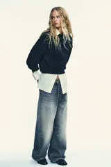 Sudadera de felpa de algodón con cuello redondo, manga larga y acabados en rib en puños y ruedo.