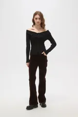 Top de punto acanalado color negro, con escote estilo strapless y cierre frontal con botones. Presenta mangas largas y un ajuste al cuerpo.