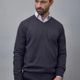 Sweater de hombre color gris oscuro, con cuello en V y mangas largas.