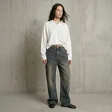 Remera de manga larga color blanco, con cuello tipo polo y diseño holgado.