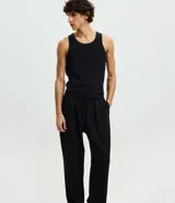Pantalón de pijama de corte holgado, confeccionado en franela de algodón. Presenta cintura elástica con cordón de ajuste y diseño de rayas verticales.