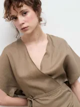 Kimono largo tipo vestido cruzado, confeccionado en lino color azul marino, con mangas cortas amplias y lazo ajustable en la cintura.