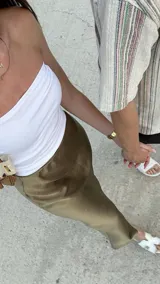 Pollera midi color verde oliva de seda, con cintura elástica.