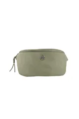 Riñonera de cuero sintético color verde oliva, con cierre superior metálico, logo de la marca en el frente y tirador con nudo decorativo.