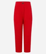 Pantalón zanahoria de sastrería color blanco, con cintura alta, trabillas y botón contrastante.