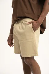 Short color beige con cintura elástica ajustable con cordón.