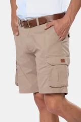 Bermuda cargo azul marino confeccionada en 98% algodón y 2% spandex, con bolsillos laterales.