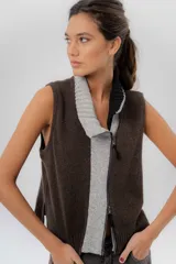 Chaleco de punto de lambswool color marrón, con cierre frontal y cuello alto en combinación de color gris y negro.