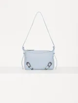 Mini cartera bandolera color celeste con textura granulada, correa fina al tono y detalles de hebillas metálicas plateadas.