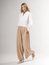 Camisa blanca de manga larga con bordado de encaje en el frente y mangas semi abullonadas.