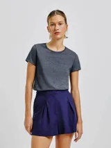 Remera verde claro de algodón, de corte clásico y mangas cortas.