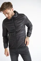 Campera de plumas liviana para hombre, color verde oliva, con capucha, cierre frontal completo y logo de la marca estampado en el pecho.