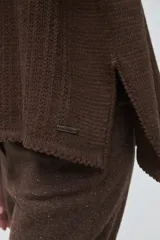 Chaleco tejido de punto con silueta cuadrada y escote a la base, de diseño minimalista y estructura holgada.