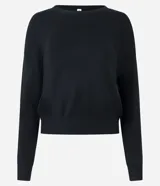 Sweater color marrón de punto con cuello redondo y mangas largas.