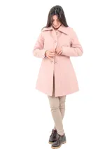 Tapado blanco de lana con cuello solapa, cierre frontal con tres botones grandes y corte evasé.