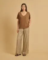 Remera de manga corta con escote en V, confeccionada en una mezcla ligera de algodón y lino, con diseño de corte holgado.