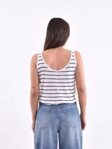 Musculosa blanca de breteles finos y escote redondo.
