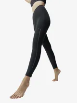 Legging 7/8 de tiro alto con cintura cruzada. Presenta diseño de perforaciones láser laterales y en el bajo. Confeccionada en tejido con efecto moldeador y sujeción firme.