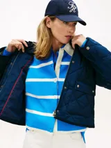 Campera acolchada Tommy Hilfiger de color azul marino, con diseño pespuntado en rombos, cierre frontal de botones a presión y bolsillos aplicados con solapa.