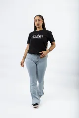 Jean oxford de tiro alto, color celeste claro, con cierre frontal y abertura en el ruedo de las piernas.