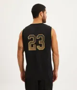 Musculosa deportiva de baloncesto Get Over, confeccionada en tejido de malla texturizada con tecnología Dry Fit. Presenta cuello redondo con ribete amarillo, estampa frontal con la inscripción 'Los Angeles' y el número '23' en color amarillo, y etiqueta decorativa en el bajo.
