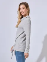 Buzo gris de tejido labrado, con cuello volcado y ruedo con terminaciones fruncidas regulables con lazo.