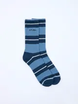 Medias de caña media con diseño de rayas horizontales en tonos azules y blancos, con logo bordado en la parte superior y detalle de marca en la puntera.