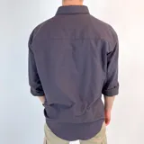 Camisa lisa de algodón color borra vino, con cuello italiano, mangas largas y corte clásico. Presenta un pequeño logo bordado en el pecho.