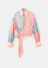 Blusa de manga larga con estampado de rayas en tonos rosados y celestes, cuello camisero, cierre frontal con botones y detalle de lazada lateral en la cintura.