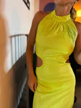 Vestido largo color lima con cuello halter, espalda descubierta, abertura lateral en la falda y recorte en la cintura.