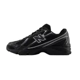 Championes New Balance modelo U740, color negro con detalles plateados. Presenta una estructura de malla transpirable con refuerzos sintéticos, logo N lateral y tecnología de amortiguación ABZORB en la entresuela.