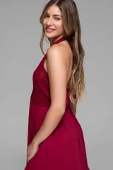 Vestido midi negro con escote halter y cuerpo superior tejido con diseño calado.