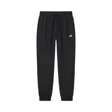 Pantalón deportivo New Balance de corte jogger, color negro, con cintura elástica ajustable mediante cordón, puños elásticos en los tobillos y logo de la marca bordado en la pierna izquierda.