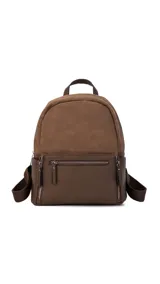 Mochila negra combinada con nobuck, bolsillo amplio adelante con broche y cierre, bolsillos en los costados, asas regulables y bolsillos internos.