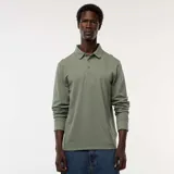 Remera tipo polo de manga larga en tejido de piqué, color verde, con cuello clásico y cierre frontal de tres botones.