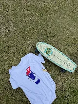 Remera blanca de manga corta con estampado de un vaso con llamas.