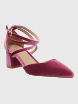 Zapato de tacón cuadrado medio, confeccionado en terciopelo color púrpura. Presenta un diseño de punta fina con tiras cruzadas en el empeine y cierre con hebilla ajustable en el tobillo.