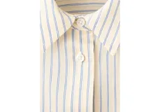 Camisa de manga larga con diseño de rayas verticales en tonos suaves, cuello clásico, cierre frontal con botones y bolsillo ojal en el pecho.