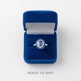 Anillo de plata 925 con diseño ovalado, presenta una piedra central en color zafiro rodeada por un doble halo de circonias blancas y azules.