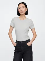 Remera de tejido rib con cuello redondo y mangas cortas, de corte ajustado al cuerpo.