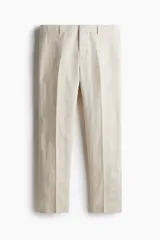 Pantalón de traje de lino color beige, corte slim fit con raya planchada en las piernas, cierre frontal oculto y bolsillos laterales.