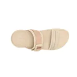 Sandalia de diseño ergonómico en color beige, con tiras de malla y cincha ajustables mediante hebilla, plantilla de espuma EVA y suela ligera de alta tracción.