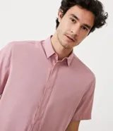 Camisa de hombre color rosa, corte slim, manga corta y cuello camisero.