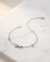 Pulsera de plata 925 con cadena fina de eslabones y dos dijes en forma de corazón, uno liso y pequeño con una piedra incrustada y otro más grande completamente pavimentado con circonias.