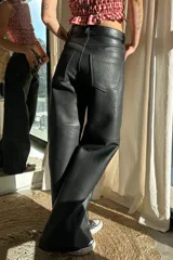 Pantalón de cuero negro, estilo recto o ancho, con textura de napa.